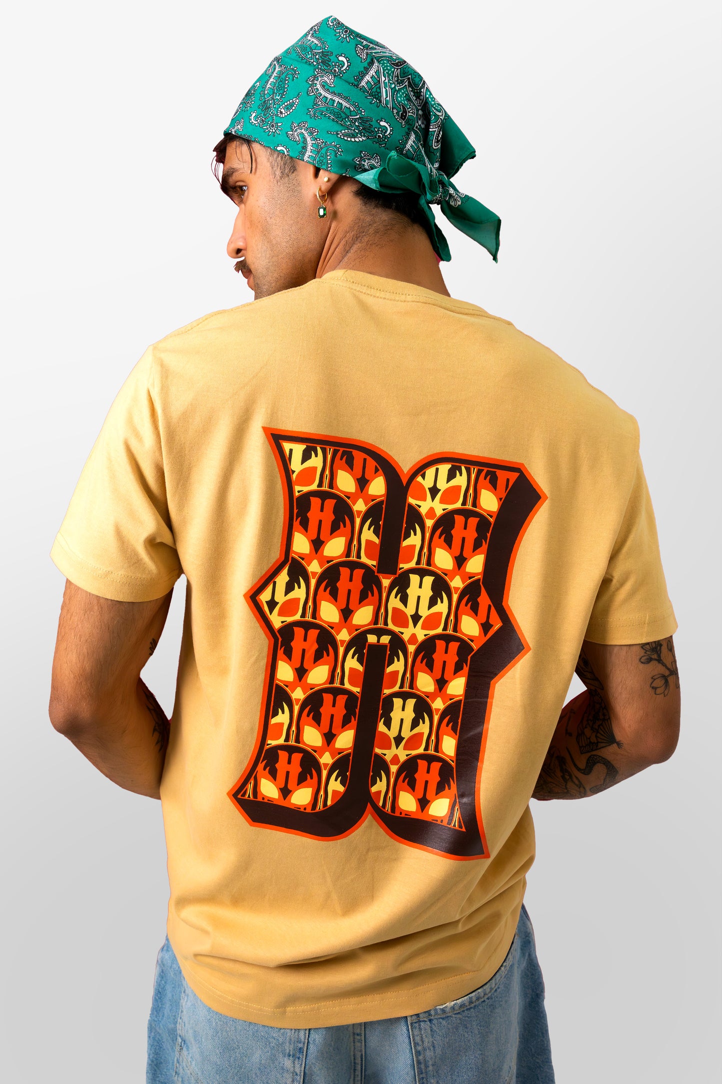 T shirt mostaza Máscaras naranjas