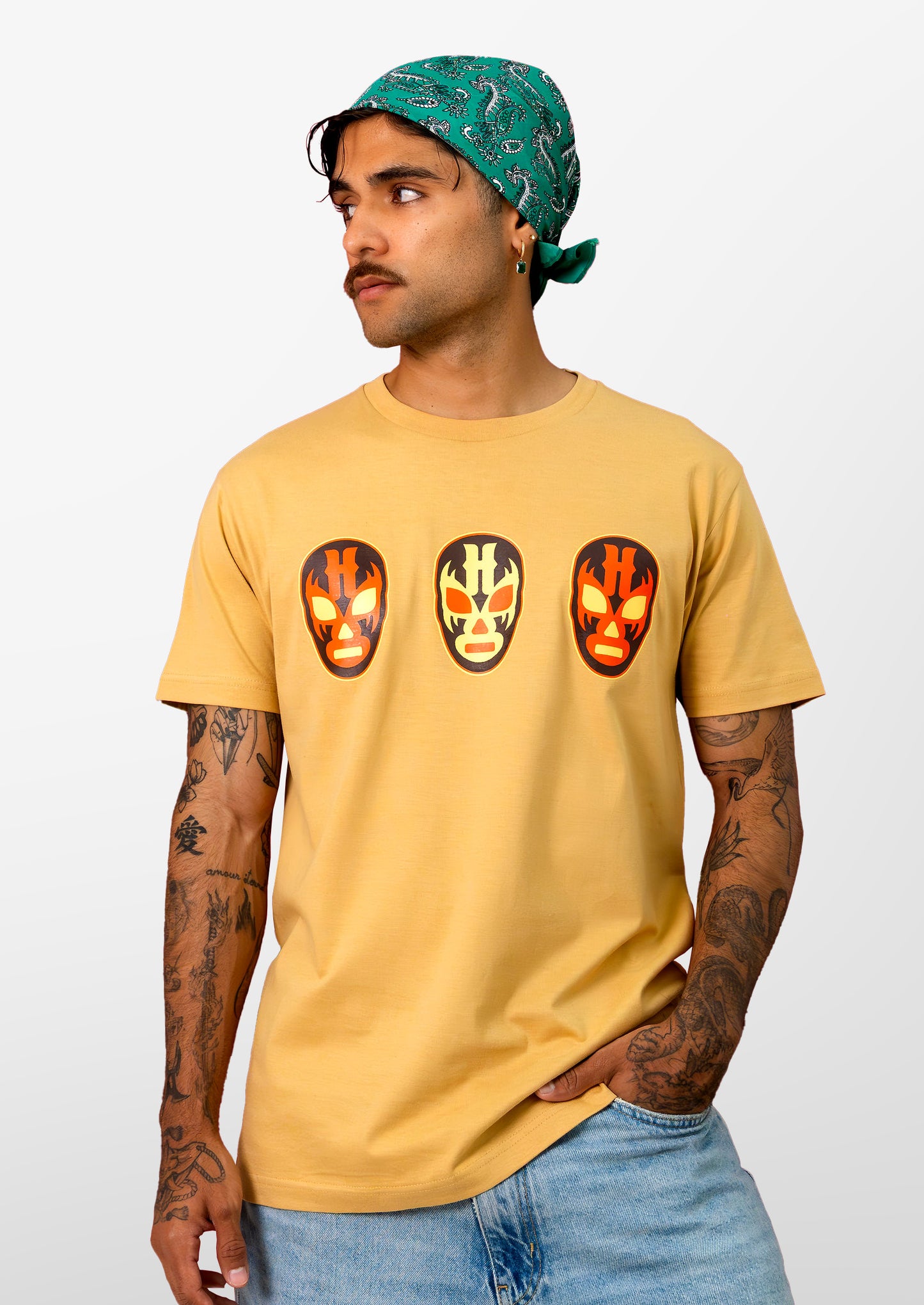 T shirt mostaza Máscaras naranjas