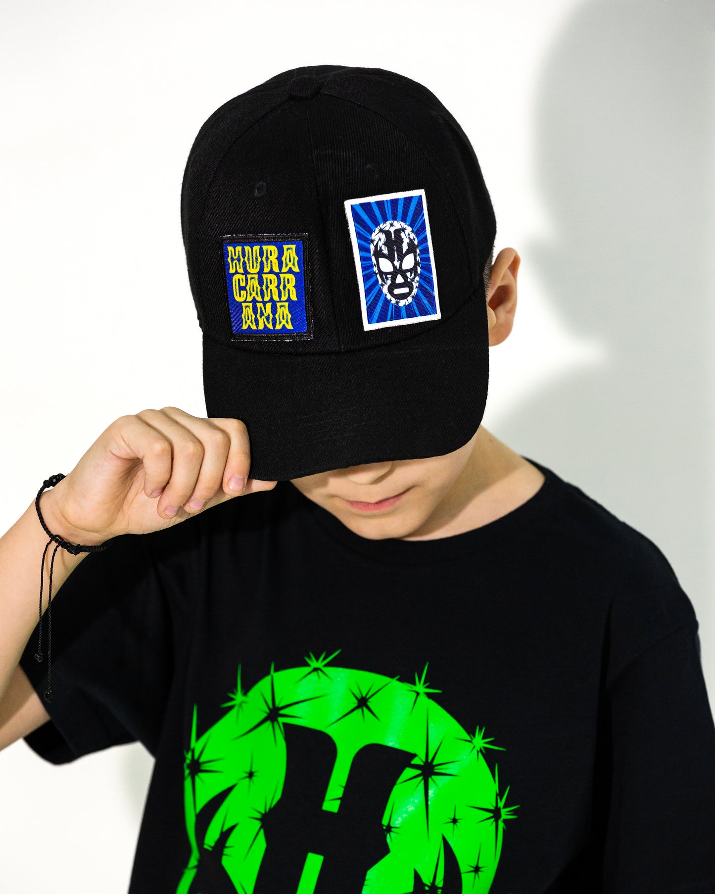 GORRA NEGRA PARCHES