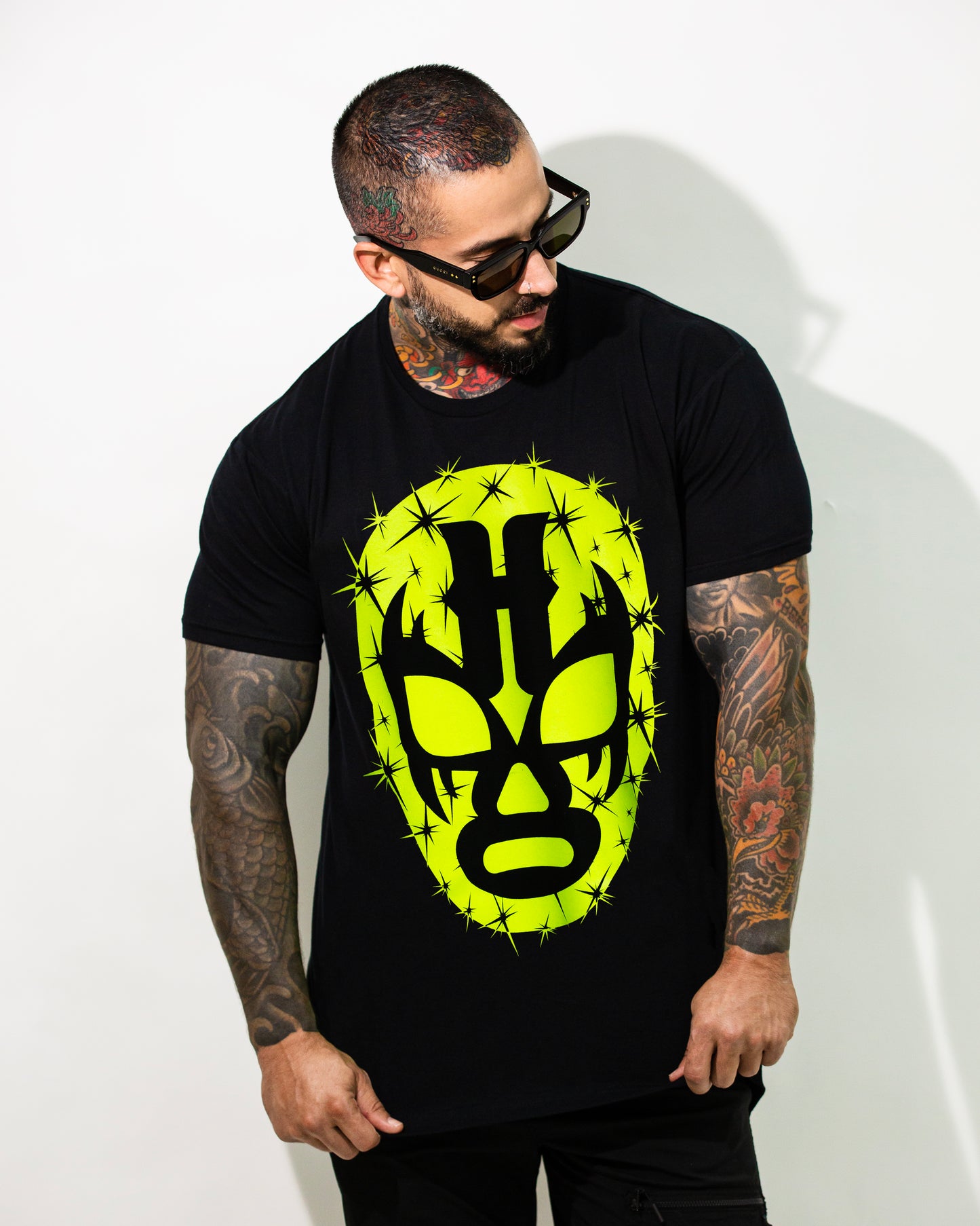 T SHIRT NEGRA MÁSCARA NEÓN