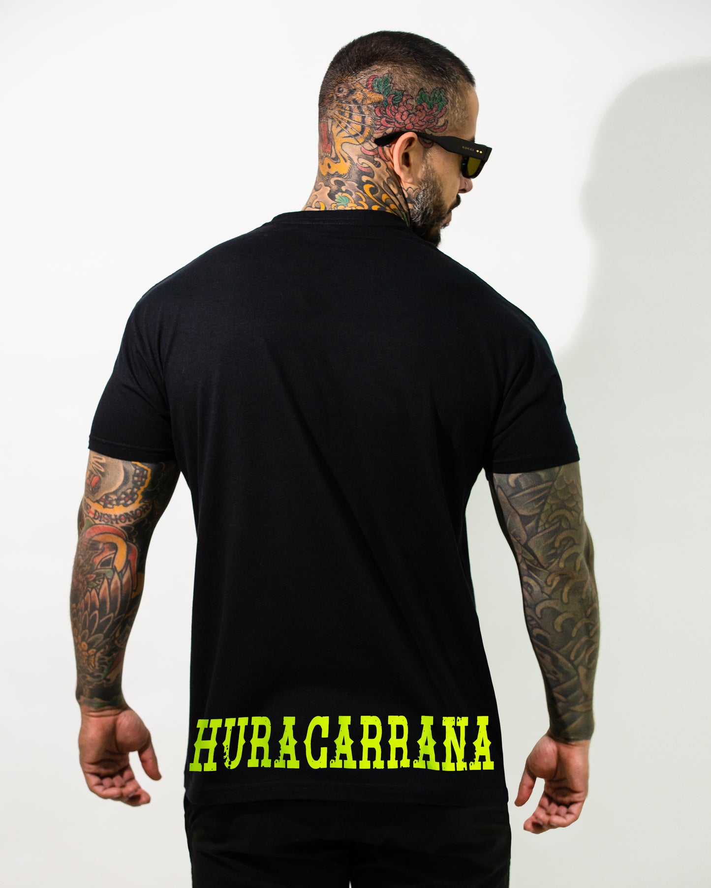 T SHIRT NEGRA MÁSCARA NEÓN