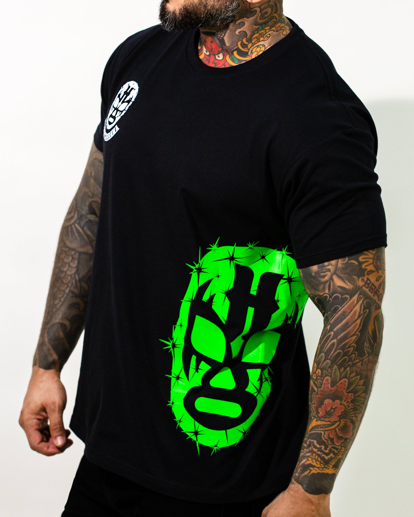 T SHIRT NEGRA MÁSCARAS NEÓN