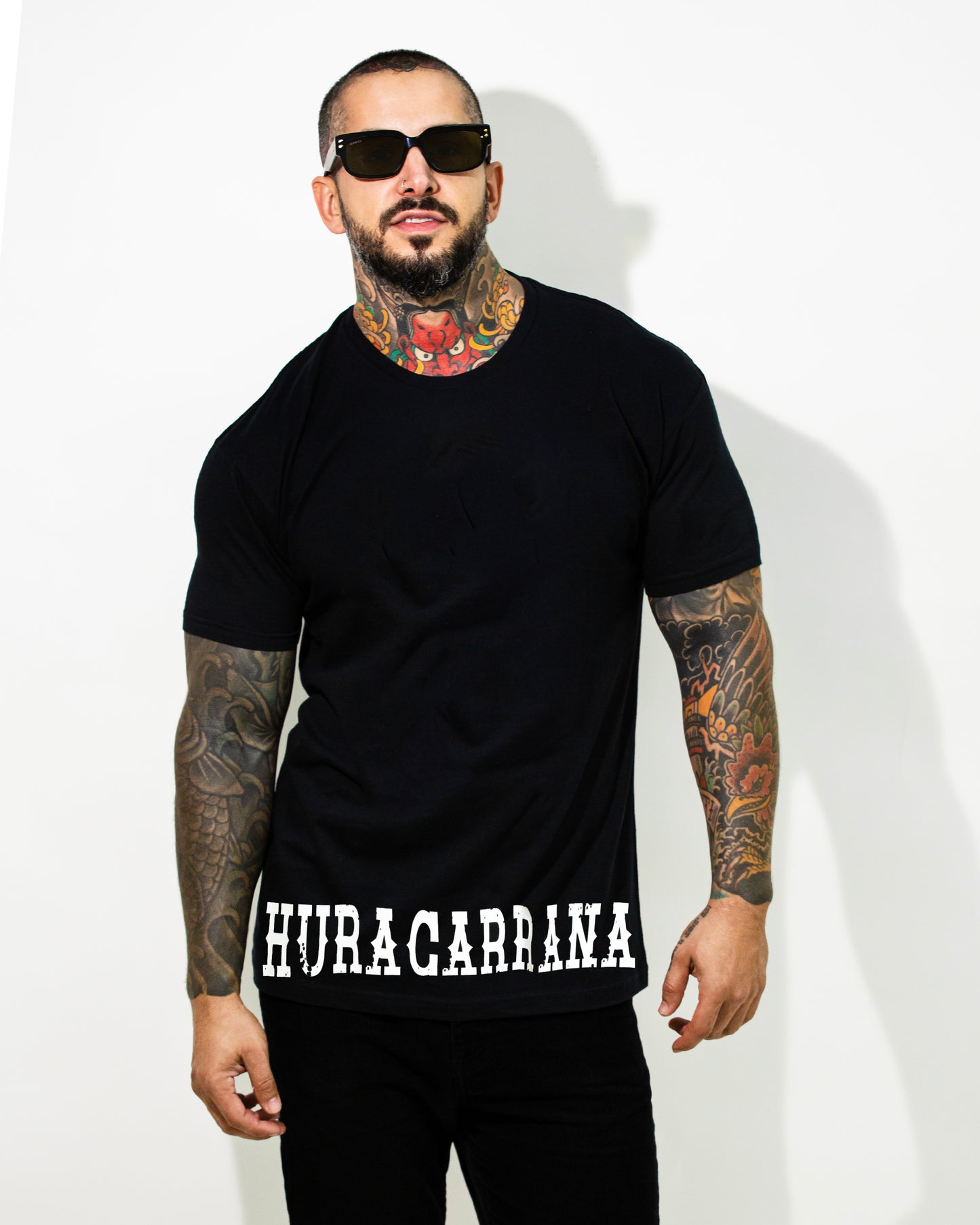 T SHIRT NEGRA HURACARRA EN BLANCO